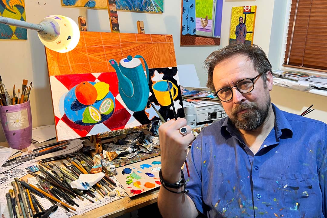 Artysta David Schab w swojej pracowni malarskiej