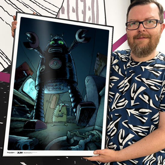 Tomasz Lew Leśniak trzyma plakat z planszą z komiksu Jeż Jerzy - "Mr. Robot"