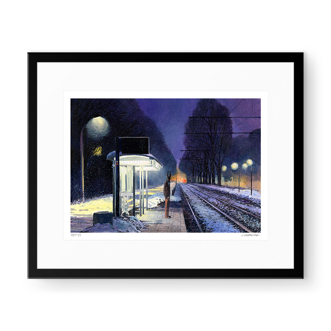 "Lonely" autorstwa Joanny Karpowicz - Anubis czekający na śnieżnym przystanku tramwajowym podczas zimowego wieczoru.