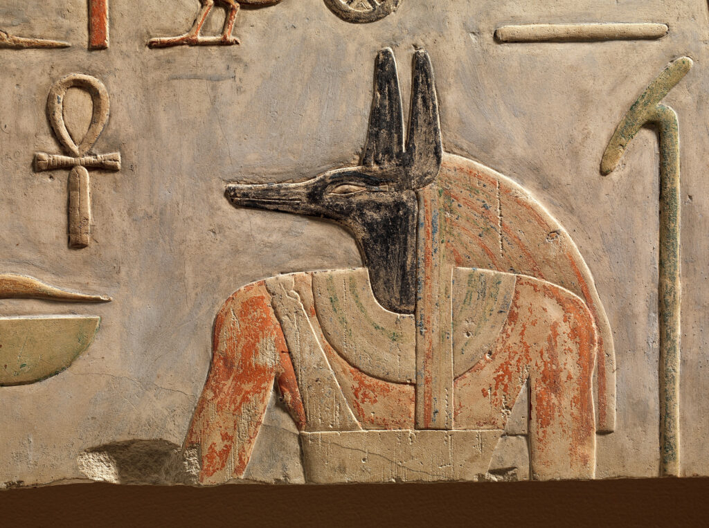 Lintel-of-Amenemhat-I-and-Deities-MET-DP322053;08.200.5 Relief z przedstawieniem Anubisa ze starożytnego egipskiego nadproża Amenemhata I, kolekcja The Metropolitan Museum of Art.