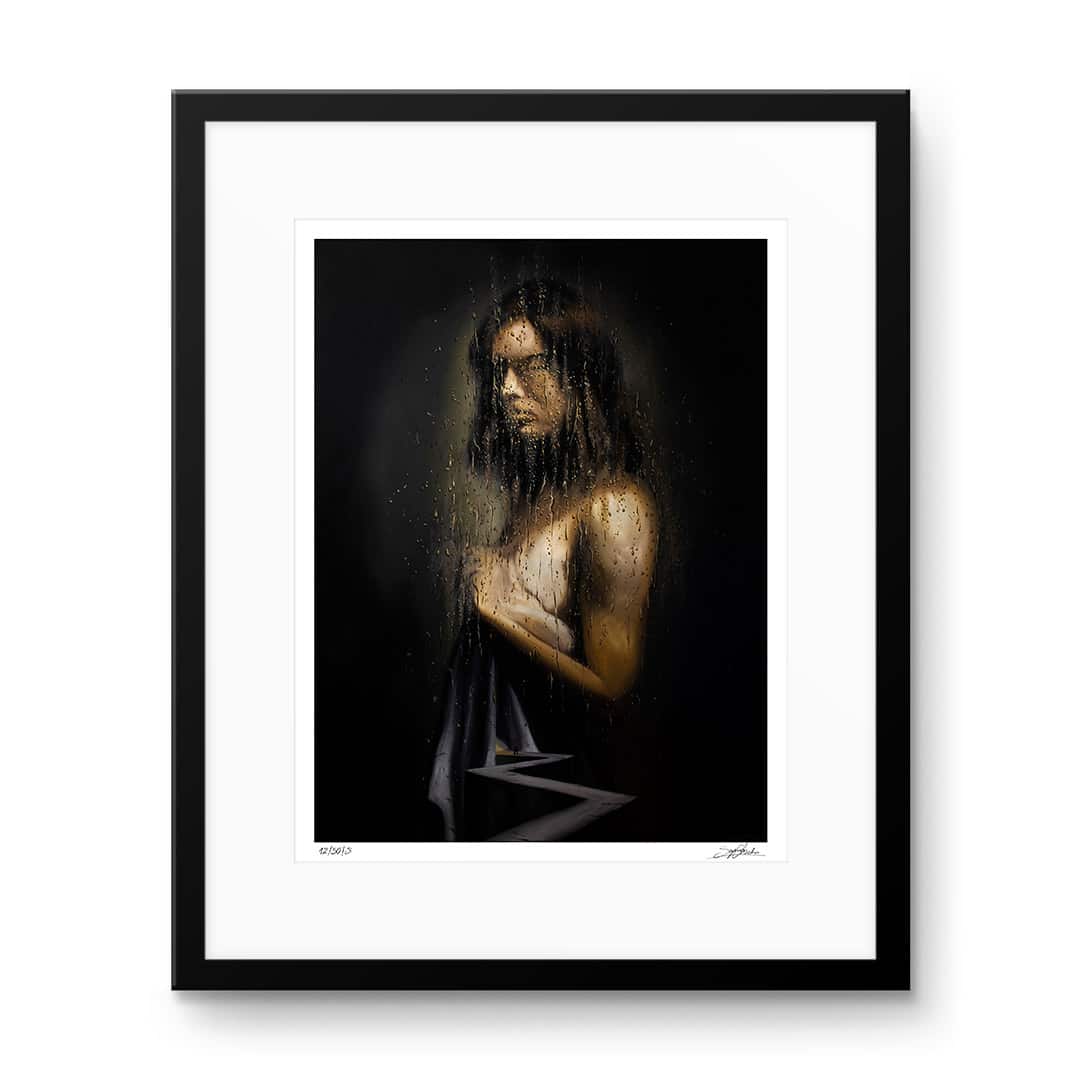 Kolekcjonerski print „Portret tęsknoty” Szymona Chwalisza - kobieca postać widziana przez mokrą, rozmywającą rysy szybę.